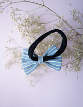 Load image into Gallery viewer, A rear view of the blue and white printed lace bow hair accessory with a band, on a serene background.