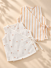 गैलरी व्यूवर में इमेज लोड करें, Block Printed Muslin Jablas for Newborns | Polka &amp; Stripe
