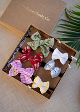 Load image into Gallery viewer, Delightful Bows Gift Set | Newborn Baby Girl Gift hamper
